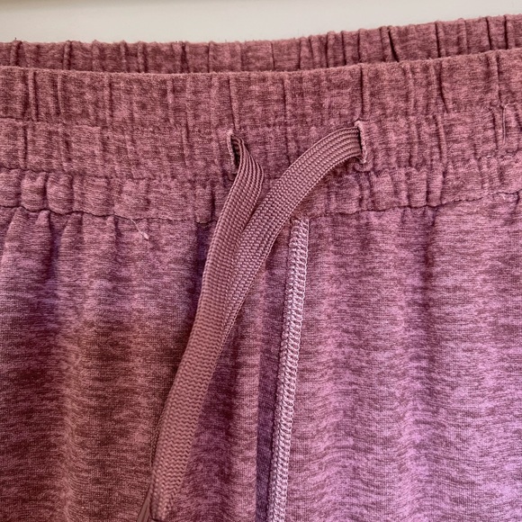 mid-rise, flattering sweatpants made in very light fabric with pockets - Picture 4 of 6
